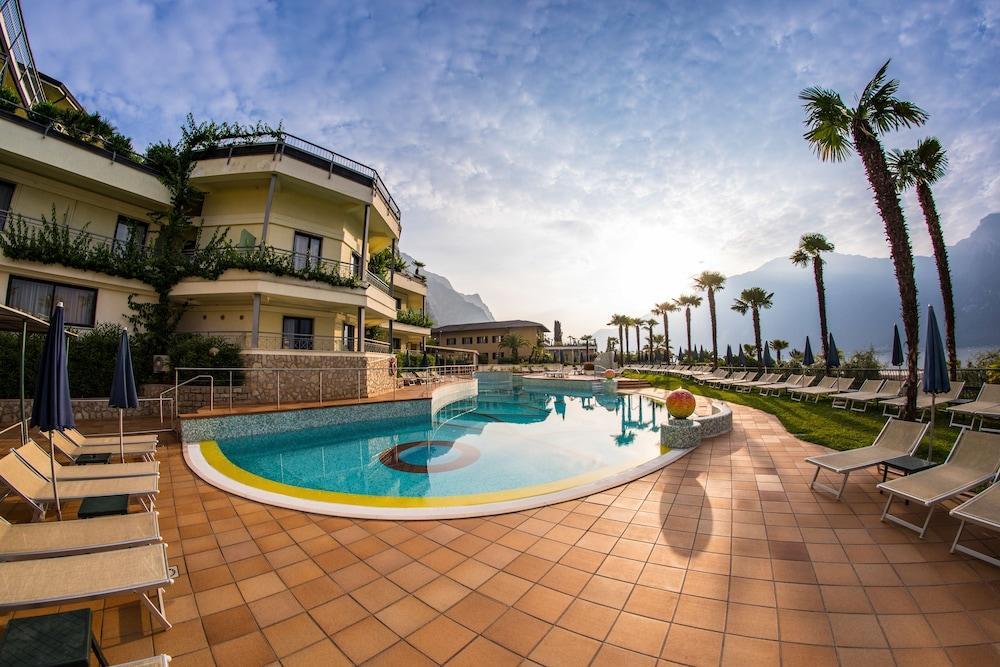 Hotel Royal Village Limone sul Garda Exterior foto